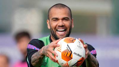 El jugador del FC Barcelona Dani Alves durante el entrenamiento con el equipo azulgrana. Foto: EFE/Enric Fontcuberta