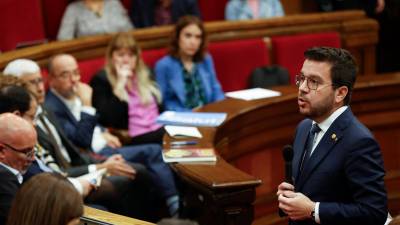 El presidente de la Generalitat, Pere Aragonès, interviene durante el pleno del Parlament. Foto: EFE