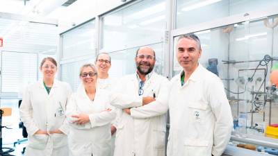 Les investigadores i els investigadors del grup de recerca de l’Institut Català d’Investigació Química (ICIQ) de Tarragona. FOTO: CEDIDA