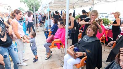 Este domingo el puerto de Cambrils se volverá a convertir en una gran peluquería solidaria. foto: Alba Mariné