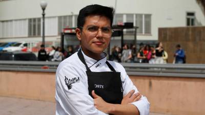 Ismael Corrales se está formando en el mundo de la cocina desde los 15. Ahora estudia en Villa Retiro, en Xerta. FOTO: Pere Ferré