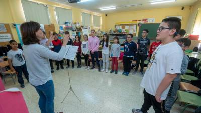 Canto coral con Imma Esteve, en la escuela de Aldover. Foto: Joan Revillas