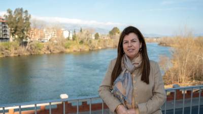 La directora de la Fundació Empesa i Clima, a la plaça de la catedral amb vistes al riu Ebre. Foto: Joan Revillas