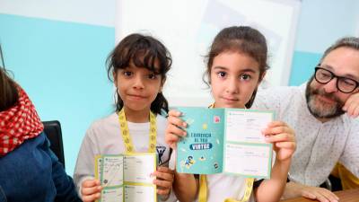 Los escolares reciben un sello por parte de la entidad responsable que certifica su participación en las actividades. Foto: Alba Mariné