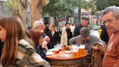 Alguna de les persones degustant tots els tastets que havien preparat. Foto: Marina Pérez Got