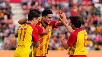 El defensa de Sant Jaume dels Domenys Marc Bartra (c) celebra con su compañeros el 2-0 que consiguió en el amistoso entre las selecciones de Catalunya y Jamaica del pasado mes de mayo en Montilivi. EFE/David Borrat