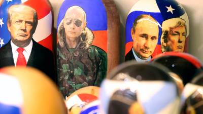 Las tradicionales muñecas rusas con imágenes de Trump y Putin. Foto: EFE