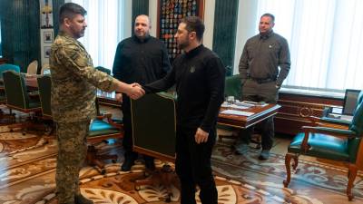 El presidente ucraniano, Volodimir Zelenski (d), recibe al nuevo jefe del Estado Mayor, Andrii Hnatov (i), en presencia del ministro de Defensa, Rustem Umerov, durante el encuentro celebrado este lunes en Kiev. Foto: EFE