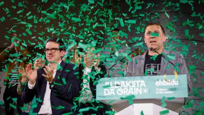 El candidato de EHBildu a las elecciones en el País Vasco, Pello Otxandiano (i), y el Coordinador General del partido, Arnaldo Otegi, celebran este domingo su noche electoral con afiliados y simpatizantes en el Mercado del Ensanche en Bilbao tras los comicios vascos. Foto: EFE