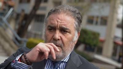 Miguel Gala, abogado del empresario Alberto Luceño, a su salida de la Audiencia Provincial de Madrid tras conocer la sentencia del juicio por el 'caso mascarillas', este miércoles. La Audiencia Provincial de Madrid ha absuelto a los empresarios Alberto Luceño y Luis Medina del delito de estafa por el que se pedía la mayor condena para ellos en el caso mascarillas, y solo condena al primero a tres años y ocho meses de cárcel por fraude a Hacienda y falsedad en documento oficial. Foto: EFE