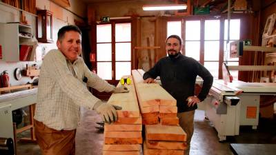 El fuster Josep Montragull i l’estudiant en pràctiques Robert Gasso a la fusteria de La Nou de Gaià. Foto: ACN