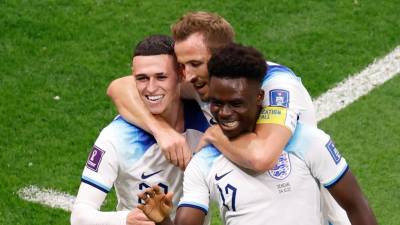 Foden, Kane y Saka celebran el tercer gol de los ingleses. foto: efe