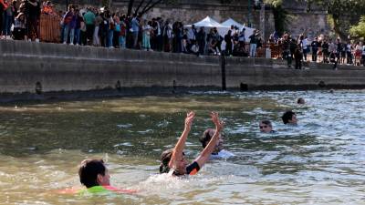 La alcaldesa de Paris, Anne Hidalgo, bañándose en el Sena. Foto: EFE