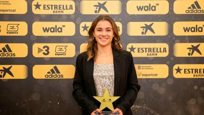 Èlia Gullí recibió el galardón en la 10ª Gala de les Estrelles de la Federació Catalana de Futbol. FOTO: fcf