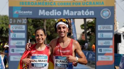 Los atletas Jorge Blanco y Marta Galimany, con sus medallas. Foto: EFE/Miguelezteam