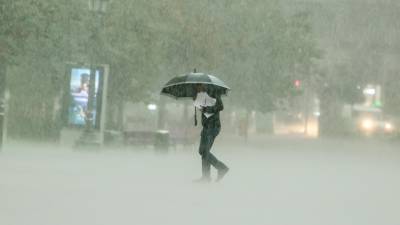 Un hombre camina bajola intensa lluvia este viernes en Valencia. FOTO: EFE