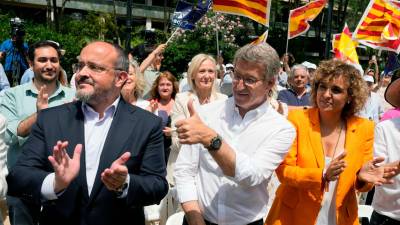 Acto final de campaña del PP en Barcelona. De izquierda a derecha, el tarraconense Alejandro Fernández, Feijóo y Dolors Montserrat. Foto: EFE