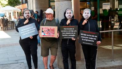 Familiares de afectados residentes en Madrid protestan con diferentes pancartas. Foto: EFE/Miguel Osés