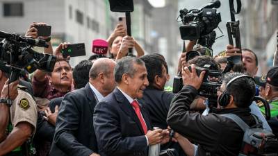 El expresidente de Perú Ollanta Humala (c) llega al edificio Carlos Zavala Loayza, del Poder Judicial del Perú, este martes, en Lima (Perú). La Justicia peruana emitirá una sentencia en el caso abierto a Humala y su esposa Nadine Heredia por supuesto lavado de activos. Foto: EFE
