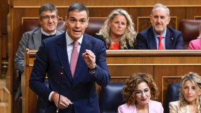 El presidente del Gobierno, Pedro Sánchez, se dirige al líder de la oposición durante la sesión de control al Ejecutivo, este miércoles. Foto: EFE