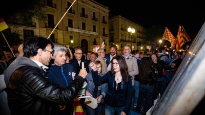 Imagen de la candidata de Cs por Tarragona, Lorena de la Fuente, durante la pegada de carteles del inicio de la campaña. Foto: À.Ullate