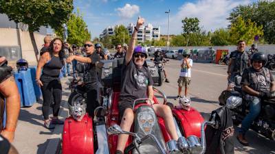 Camacho, montado en la moto trike con asiento especial con la que hizo el recorrido entre Tarragona y Vila-seca. Foto: Àngel Ullate