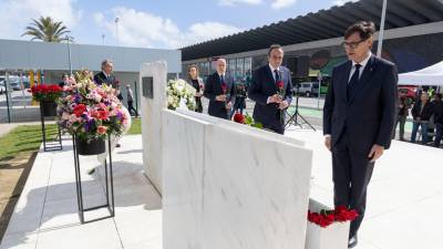 El presidente de la Generalitat, Salvador llla (d), deposita una flor ante el monumento. Foto: EFE