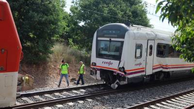 Imagen del tren y la locomotora afectados por el accidnete. FOTO: Alba Mariné