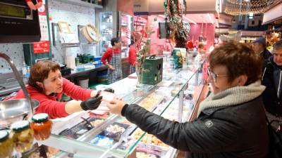Cada 6 euros de compra, los paradistas entregan boletos a la clientela, hasta enero. Foto: Alba Mariné