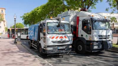 Un camión de la basura, ayer circulando por la Rambla Lluís Companys. Foto: Àngel Ullate