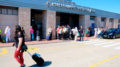 Usuarios delante de la estación de L’Aldea tras el apagón. Foto: ACN
