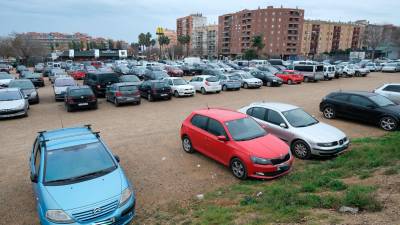 El parking de la avenida Marià Fortuny era punto habitual de abandono. FOTO: Fabián Acidres