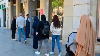 Personas esperando para entrar en el OMAC de la Rambla. FOTO: Alfredo González