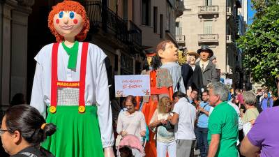 Los elementos festivos de los barrios de Reus bajando, esta mañana, por la calle Llovera. FOTO: Alfredo González