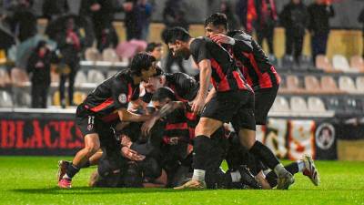 Los jugadores del Reus celebran uno de los goles conseguidos en el duelo ante el Prat. Foto: Alfredo González