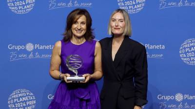 La escritora superventas Paloma Sánchez-Garnica (i) posa este martes en Barcelona con el 73º Premio Planeta, dotado con un millón de euros, con la novela 'Victoria', que narra la historia de una mujer del Berlín derrotado de la Segunda Guerra Mundial que se ve envuelta en una trama de espionaje. Foto: EFE