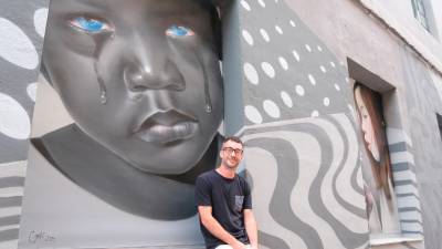 Gasic, uno de los artistas, ante algunas de las obras que pueden verse en el Vapor Vell. FOTO: Fabián Acidres