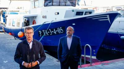 Alejandro Fernández y Albert Núñez Feijóo, este martes, en la Confraria de Pescadors de Tarragona. Foto: EFE