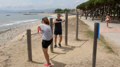 La zona de gimnasia al aire libre re&uacute;ne algunos deportistas aficionados. Foto: Alba Marin&eacute;. 