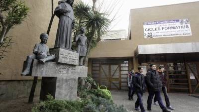 Entrada del Col·legi Maria Rosa Molas, que este año está de celebración, con su estatua dedicada a la religiosa reusense. Foto: Alba Mariné