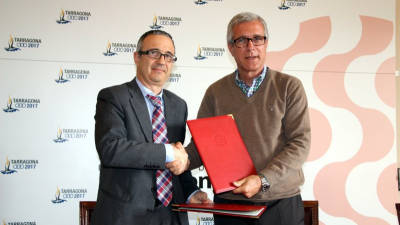 L'alcalde de Tarragona i president d'Ematsa, Josep Fèlix Ballesteros, i el director-gerent d'Ematsa, Daniel Milán, encaixen les mans després de la signatura de la pròrroga de l'acord. Foto: ACN