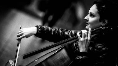L’Isabella Olivia Branco toca a l’orquestra Solo Semble, i també als carrers de Berlín, on sovint interpreta al violoncel música catalana i d’altres cultures minoritàries. Foto: Heiners Art