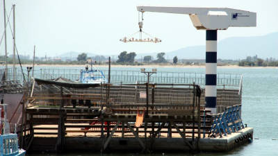 Plaça de bous mòbil al port de l'Ampolla, amb el tancat que evita l'accés al mar. Foto: ACN