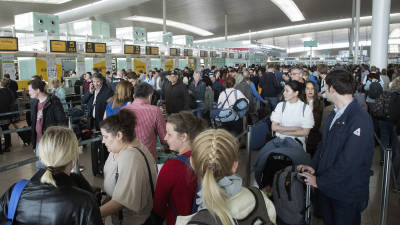 Les cues a l’aeroport del Prat-Barcelona estan motivades per la falta de personal per fer els nous controls de passaports. Foto: marta pérez / efe