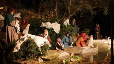 Una escena del pessebre vivent amb les dones rentant al riu. Foto: Alba Mariné