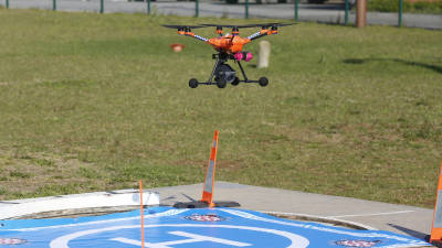 El dron pesa casi dos kilos y es de la marca Yunnec H-520. Ayer empezó a operar. FOTO: PERE FERRÉLAS IMÁGENES SE PUEDEN VER EN UN MONITOR EN LA FURGONETA. FOTO: P. FERRÉ