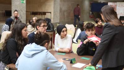 Alumnes de l’IES Baix Camp tot aprenent el funcionament de la històrica Llotja de Reus, ahir. FOTO: A. MARINÉ