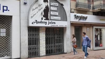 La joyería del Raval de Jesús que ha sufrido el robo ha estado cerrada durante la mañana. Foto: A.González