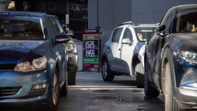 Vehículos en una gasolinera. Foto: EFE