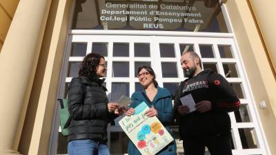 Tres de los padres impulsores de la campaña en favor de la matriculación en el Pompeu Fabra de Reus. FOTO: ALBA MARINÉ